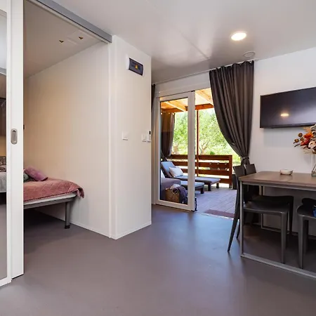 Camping House No 3 *
